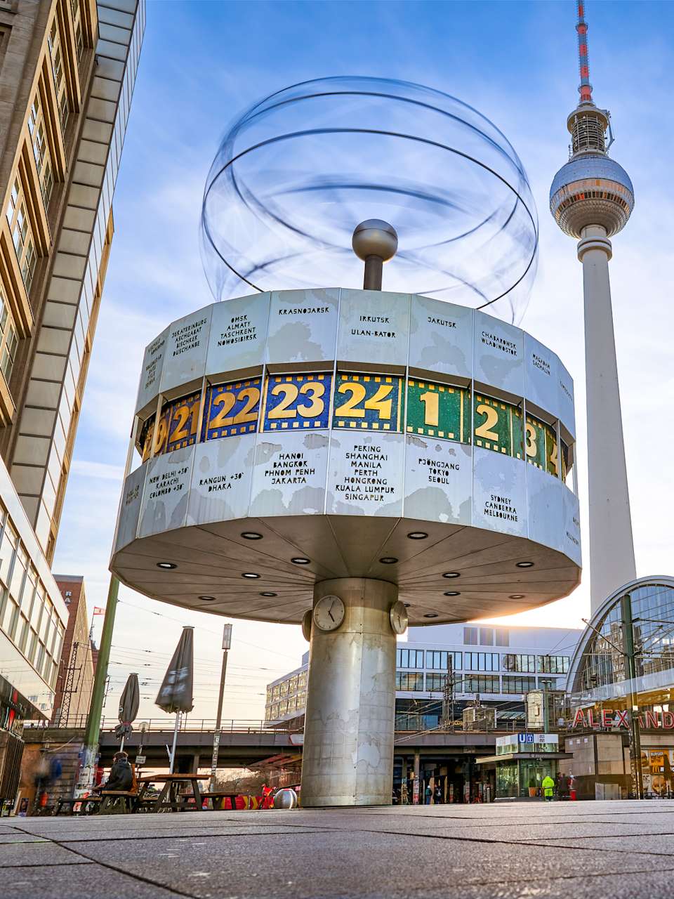 Urania Weltzeituhr in Berlin ©PeterJesche/iStock Editorial / Getty Images Plus via Getty Images