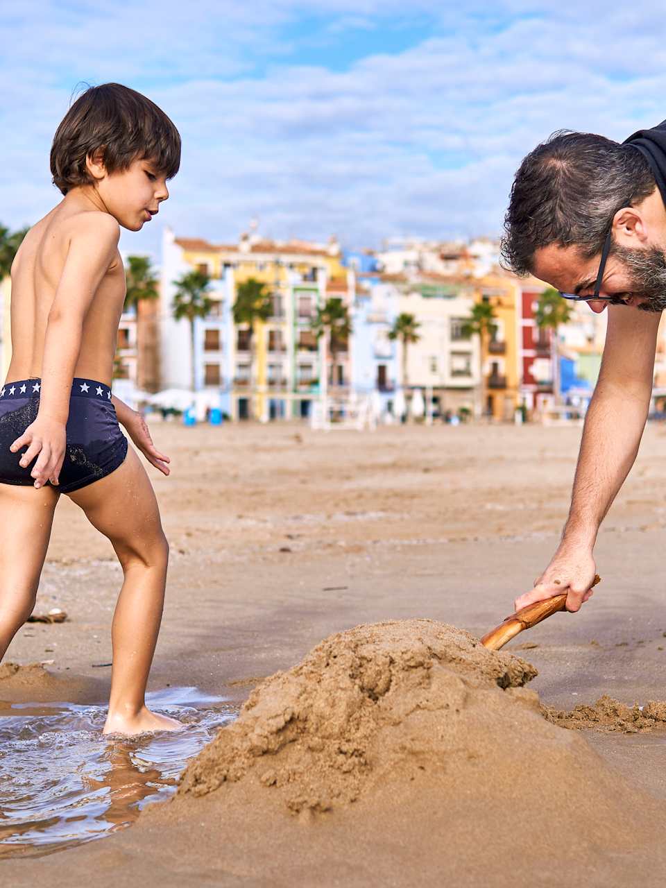 Vater und Sohn, Strand von Villajoyosa, Costa Blanca © Komuso & Colorsandia - stock.adobe.com