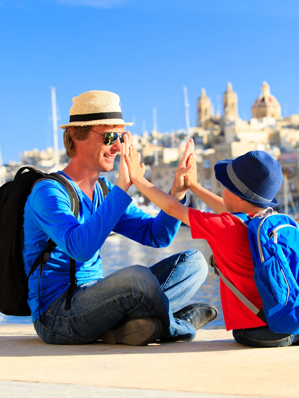 Vater und Sohn am Hafen, Malta © iStock.com/Nadezhda1906