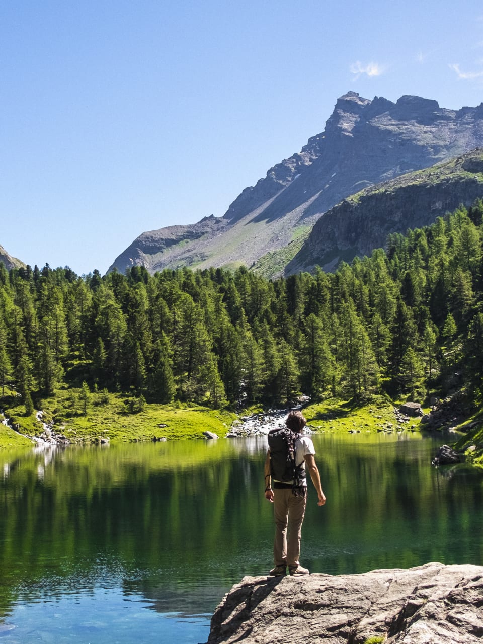 Wanderer und Bergsee im Hintergrund© deimagine/E+ via Getty Images