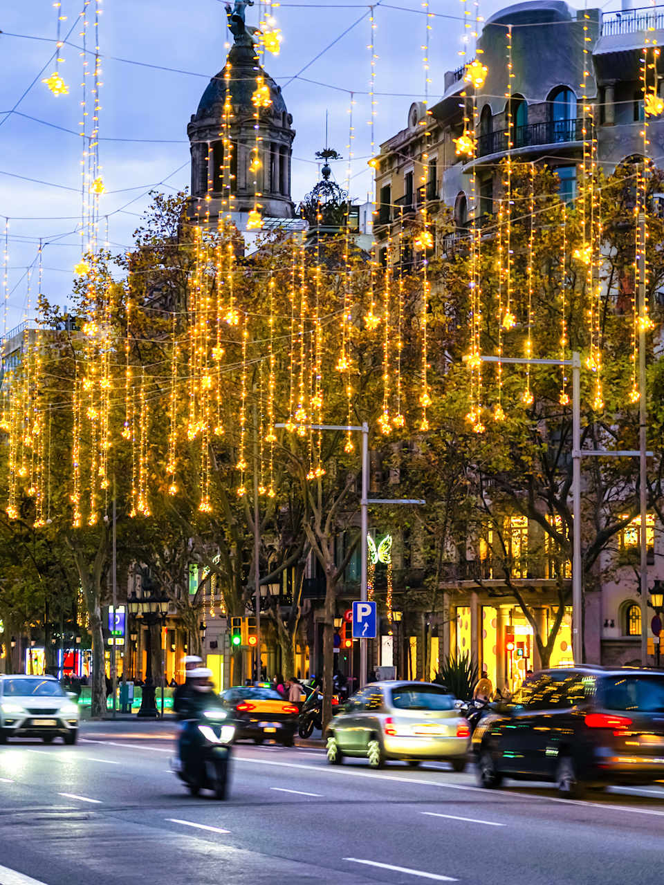 Weihnachtsbeleuchtung in Barcelona © iStock.com/Eloi_Omella