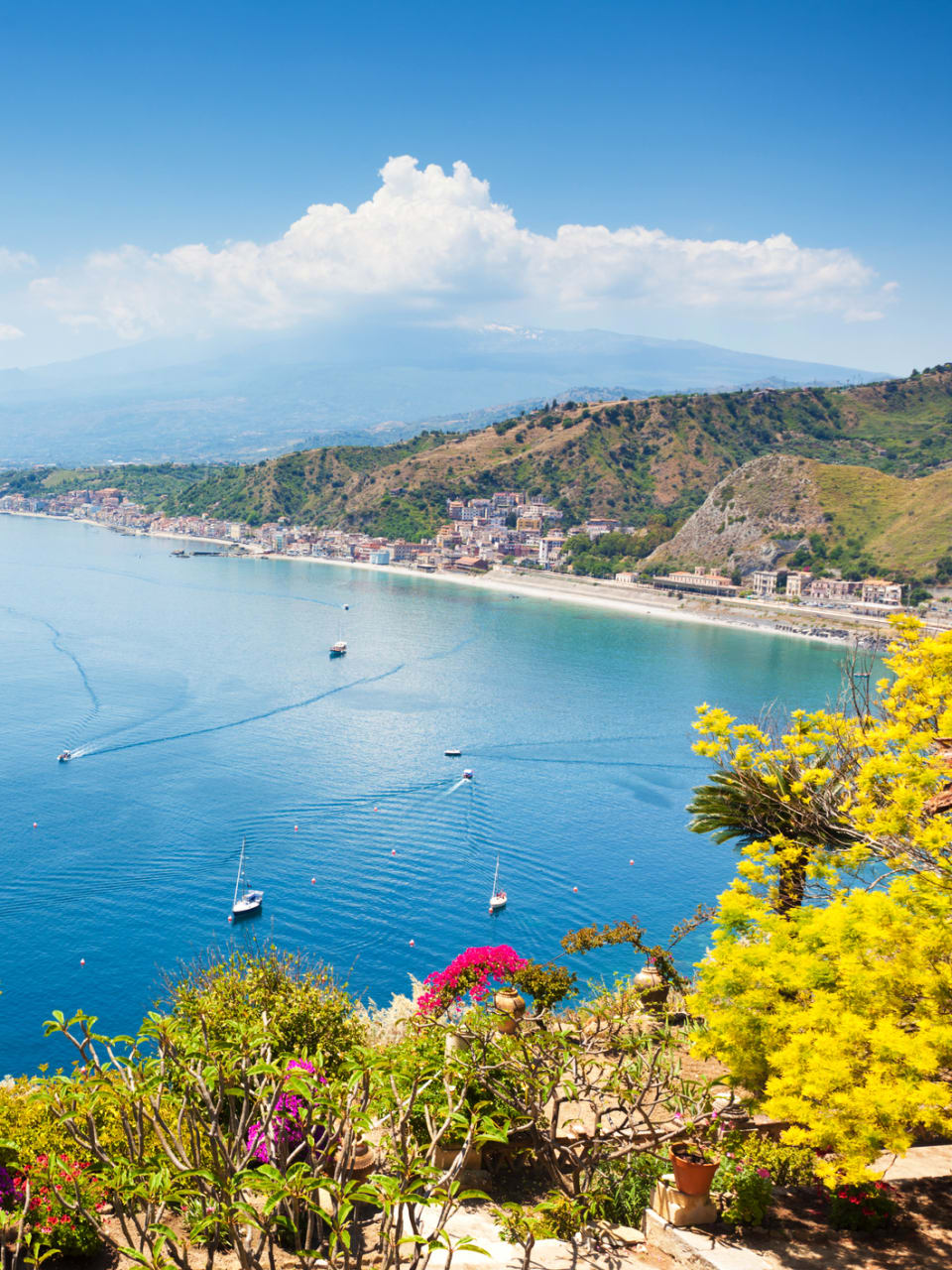 Wunderschöner Ausblick auf Küste Taormina auf Sizilien © iStock.com/xenotar