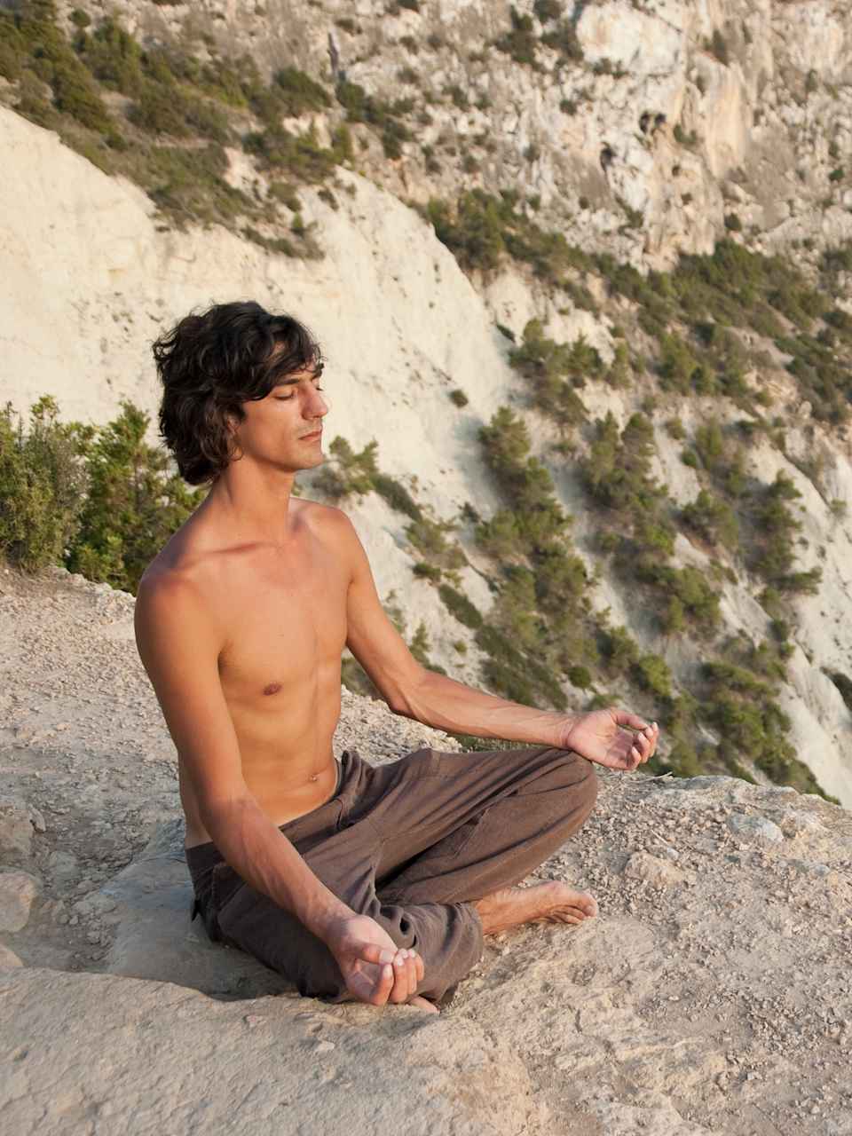Yoga auf einer Klippe, Ibiza © Kathrin Ziegler/Stone via Getty Images
