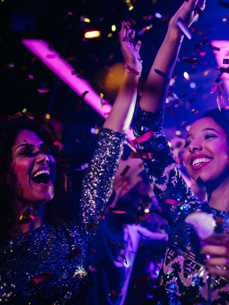 Zwei Frauen feiern im Club © wundervisuals/E+ via Getty Images