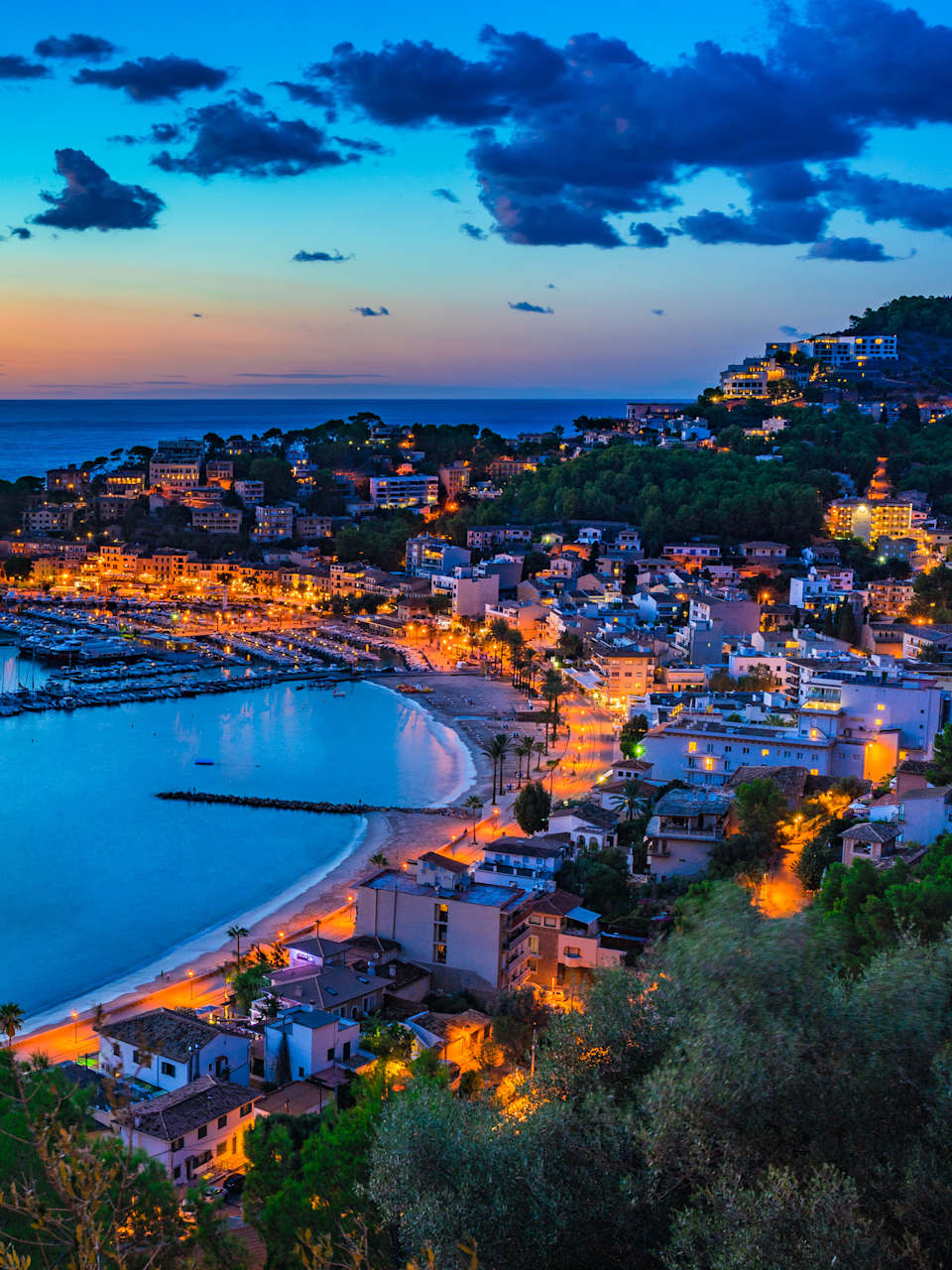 Die Bucht von Port de Sóller auf Mallorca am Abend
