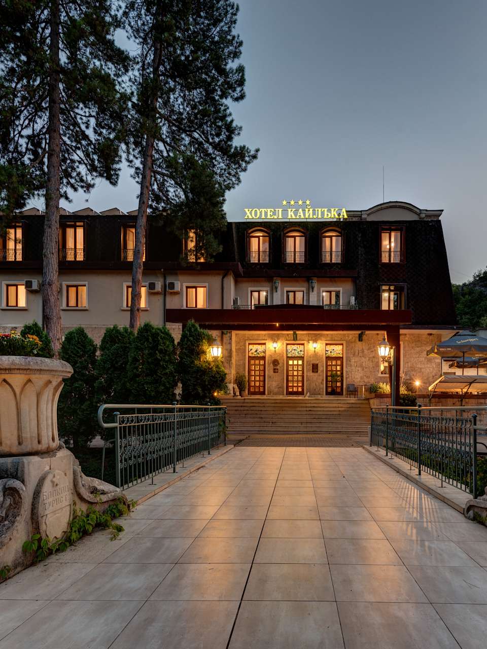 Eine Brücke führt zum Eingang eines Hotels.