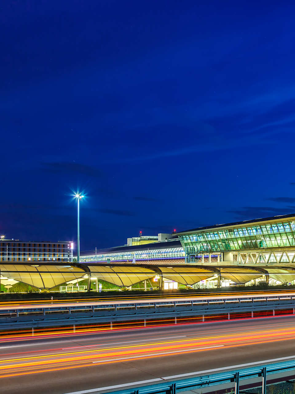 Der Flughafen Leipzig / Halle bei Nacht