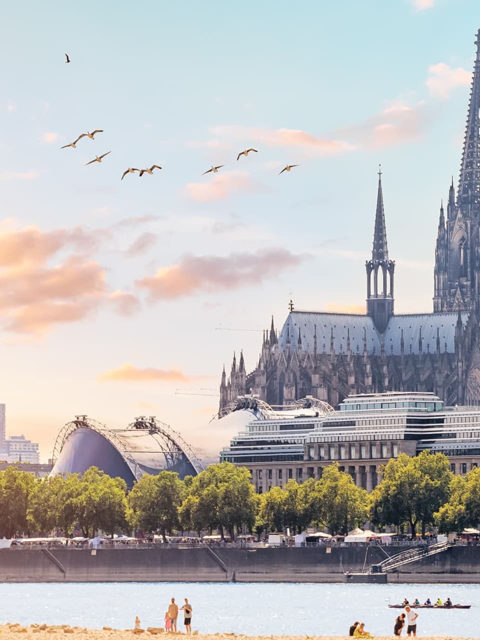 Aussicht auf den Kölner Dom und den Rheinstrand.