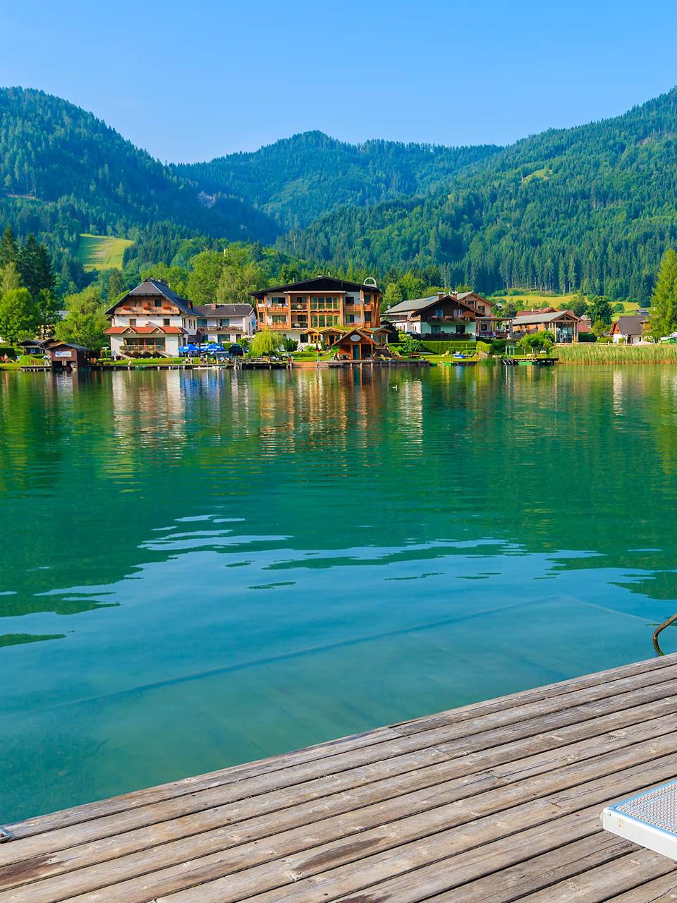 Blick vom hölzernen Pier auf den Weissensee.