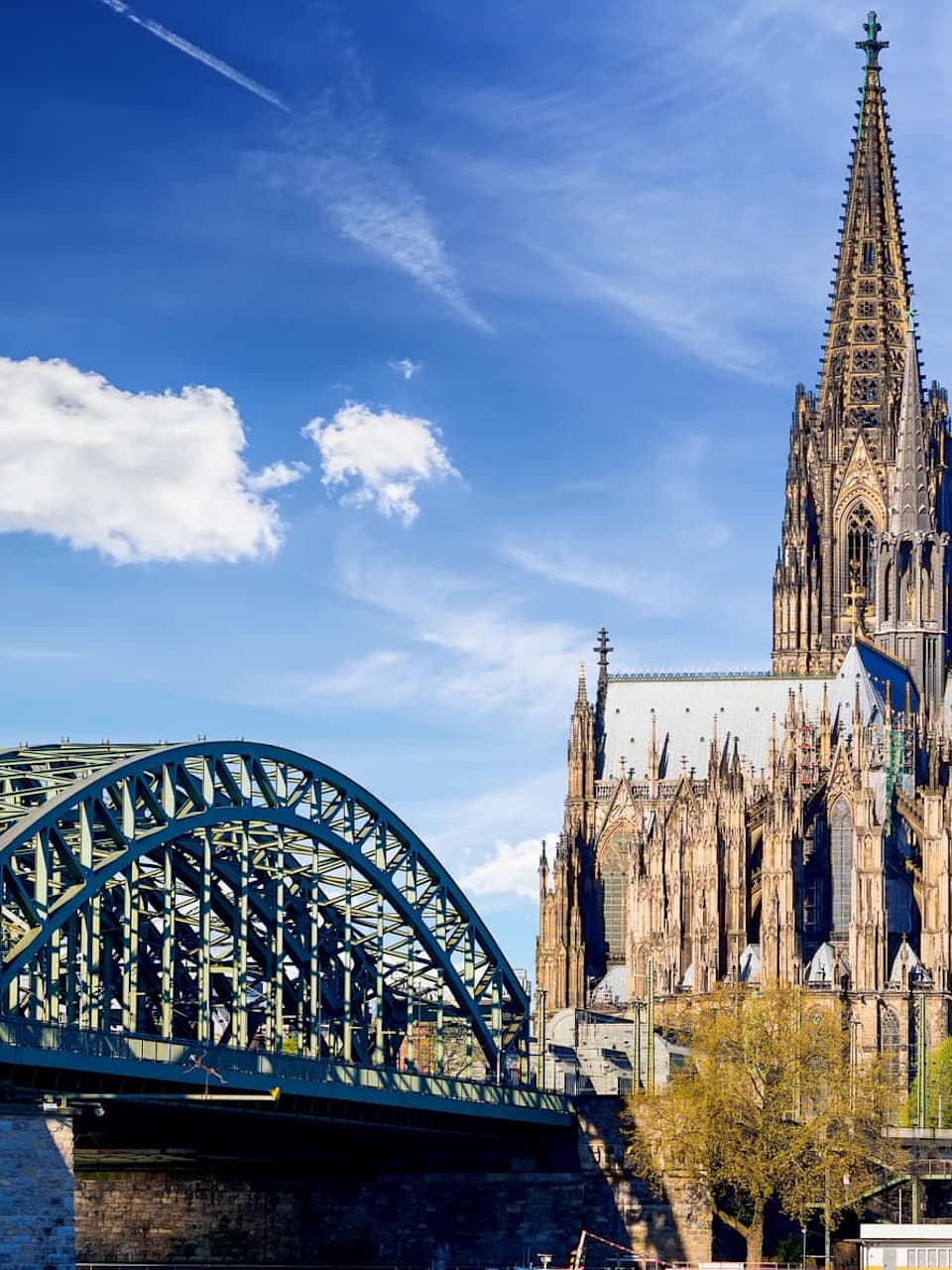 Blick auf den Kölner Dom und die Bahnbrücke in Köln, Deutschland.
