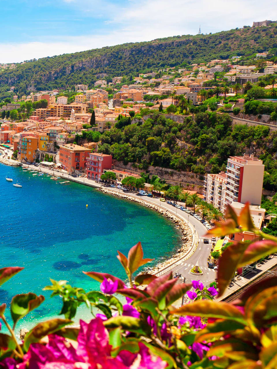 Blick auf Villefranche sur Mer mit Blumen im Vordergrund, Frankreich.