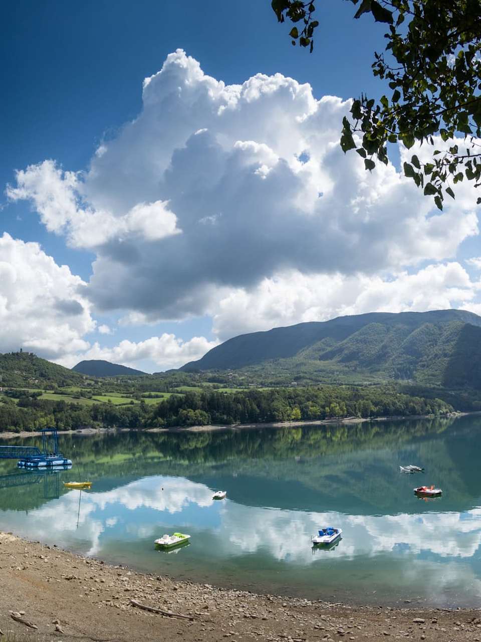 Ein See mit Tretbooten auf dem Wasser.