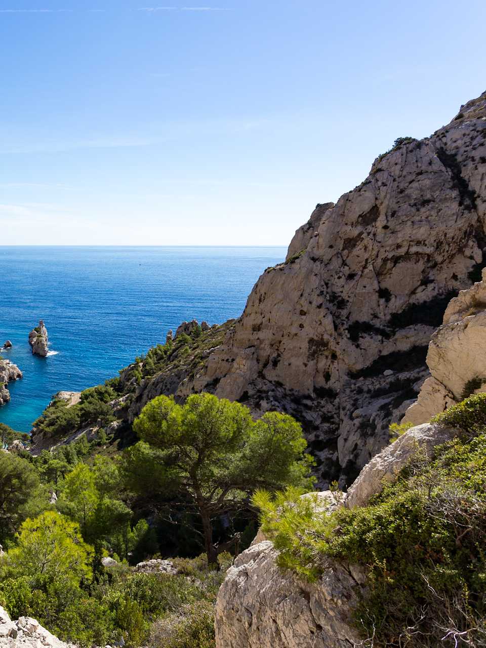 Blick zwischen Felsen auf das Meer, Nationalpark Calanque, Frankreich.