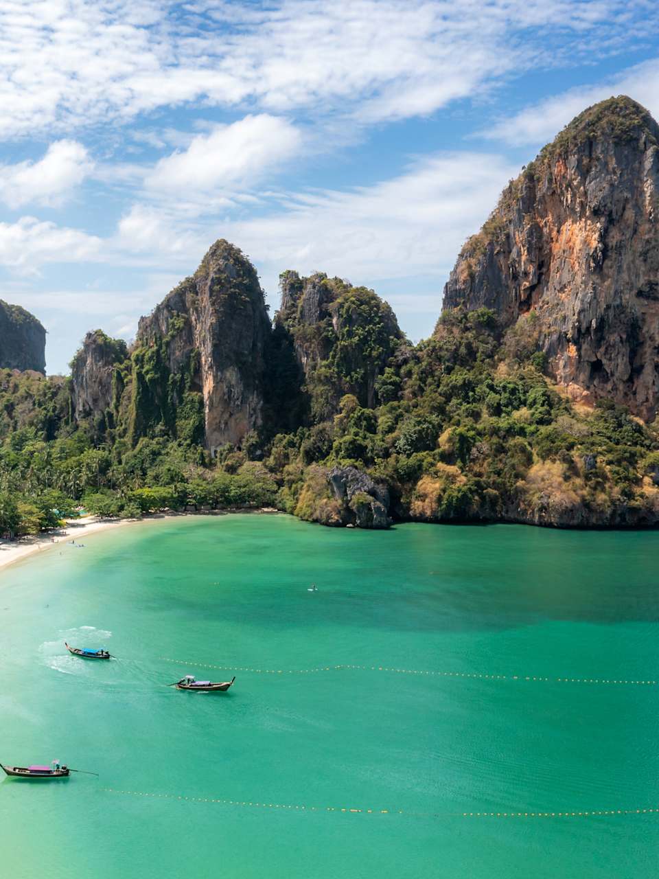 Boote an einem Strand in Thailand. © Prasit photo/Moment via Getty Images