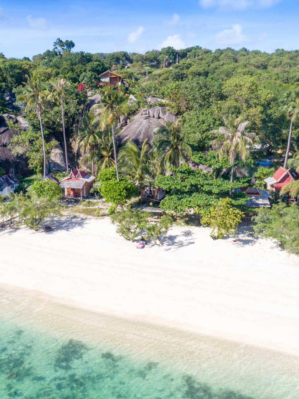 Bungalows an einem Strand auf Koh Phangan, Thailand. © 4FR/E+ via Getty Images