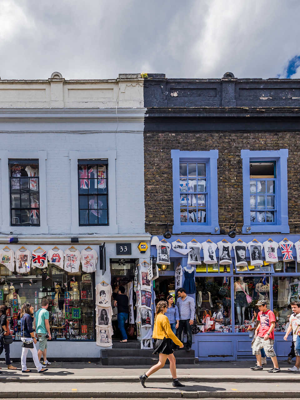 Bunte Bekleidungsgeschäfte in der Pembridge Road, London.