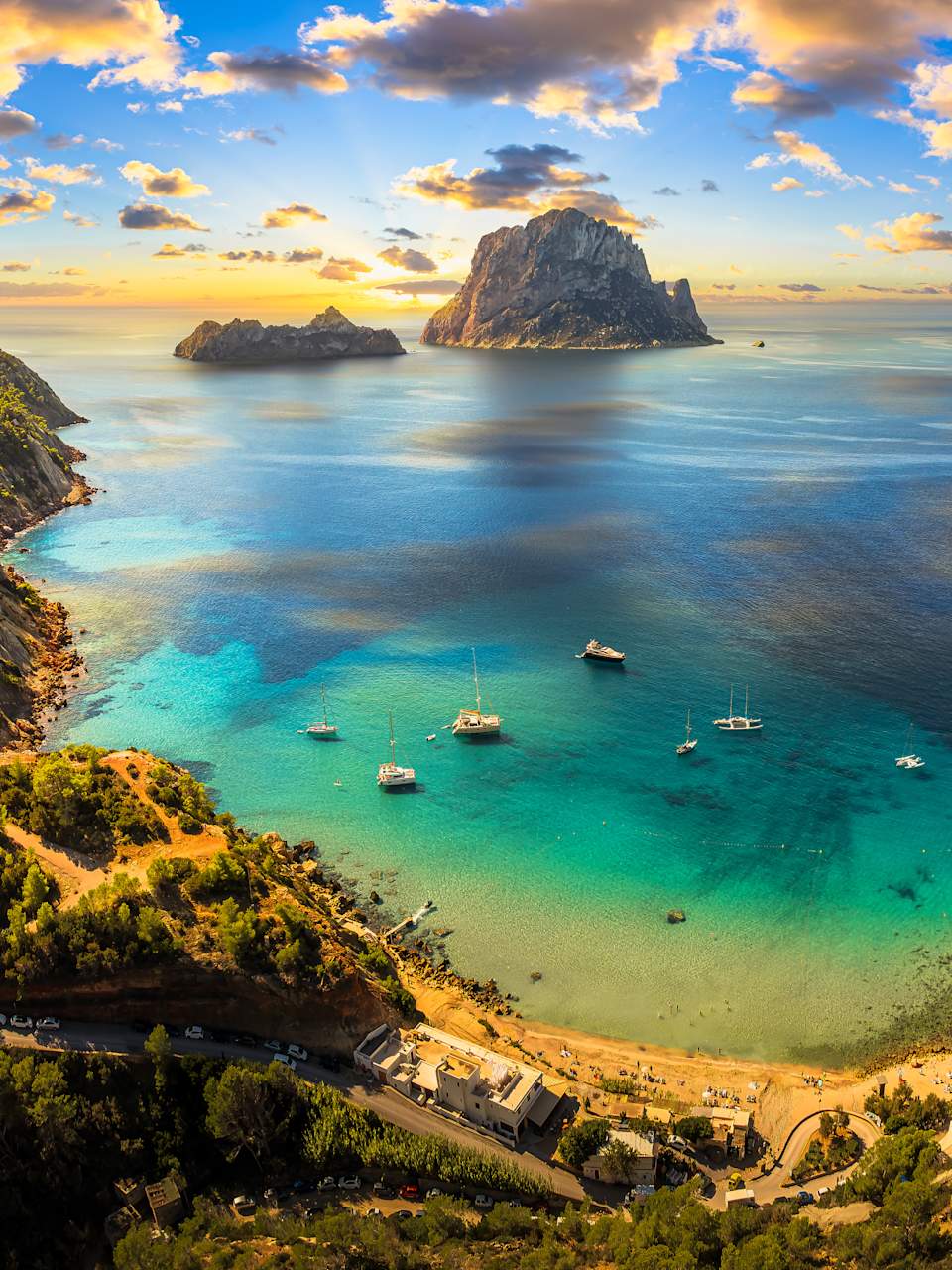 Blick auf eine Bucht mit Booten