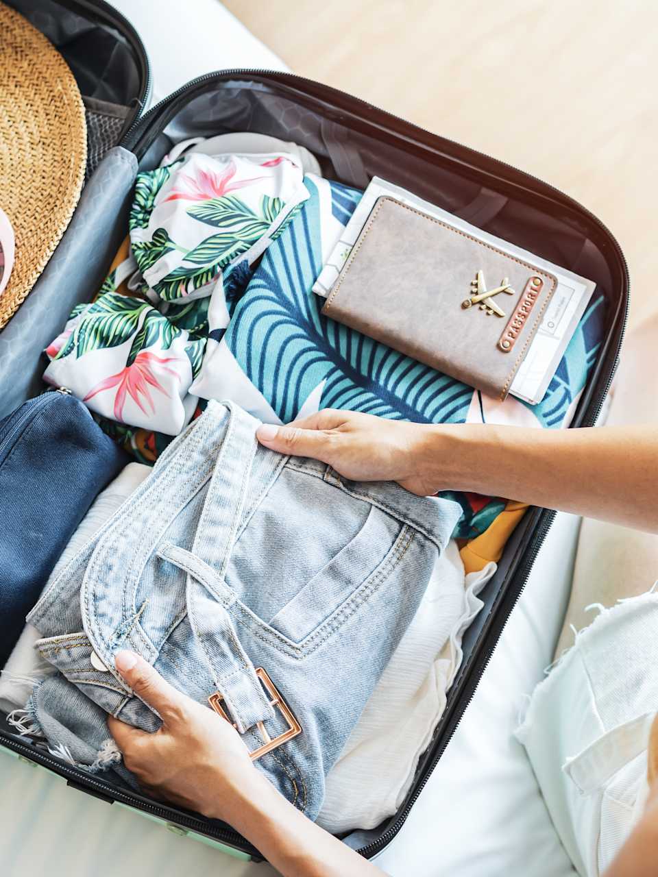 Eine Frau packt einen Koffer.