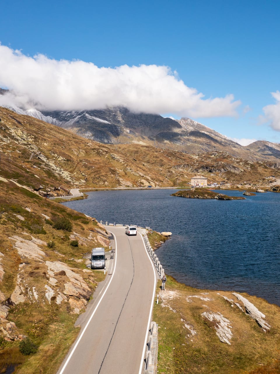 Der San Bernardino Pass entlang eines Sees in den Schweizer Alpen.