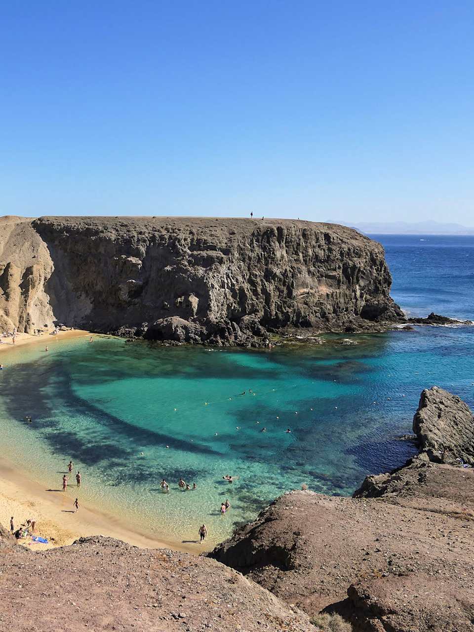 Die Playa del Papagayo auf Lanzarote liegt gut geschützt zwischen hohen Felsen © Joachim Negwer