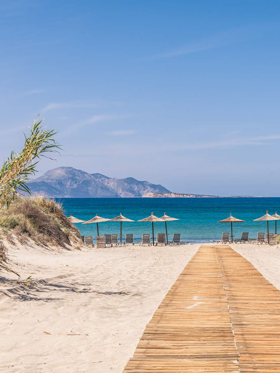 Ein Holzweg zu einem Strand auf Kos, Griechenland. © George Papapostolou photographer/Moment via Getty Images