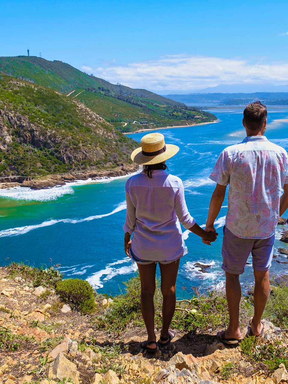 Ein Paar schaut von oben auf die Lagune von Knysna, Südafrika.