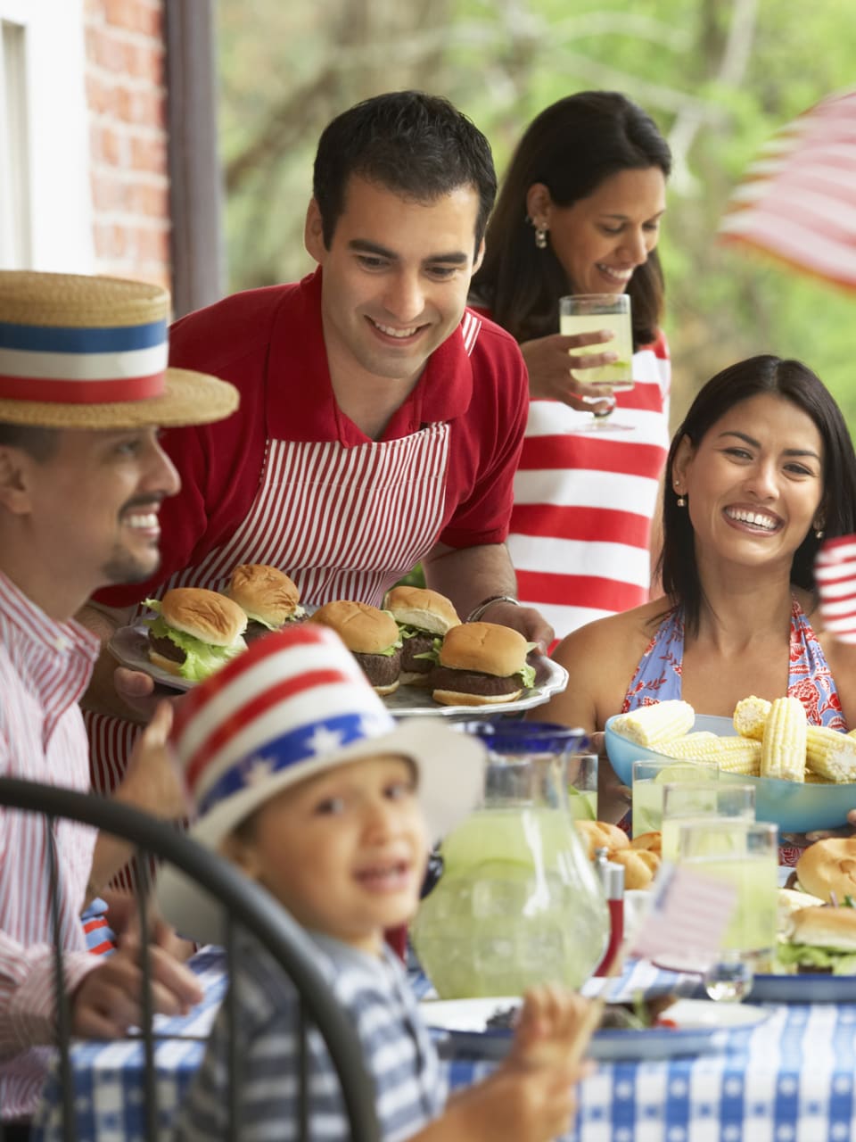Eine Familie aus den USA isst gemeinsam.