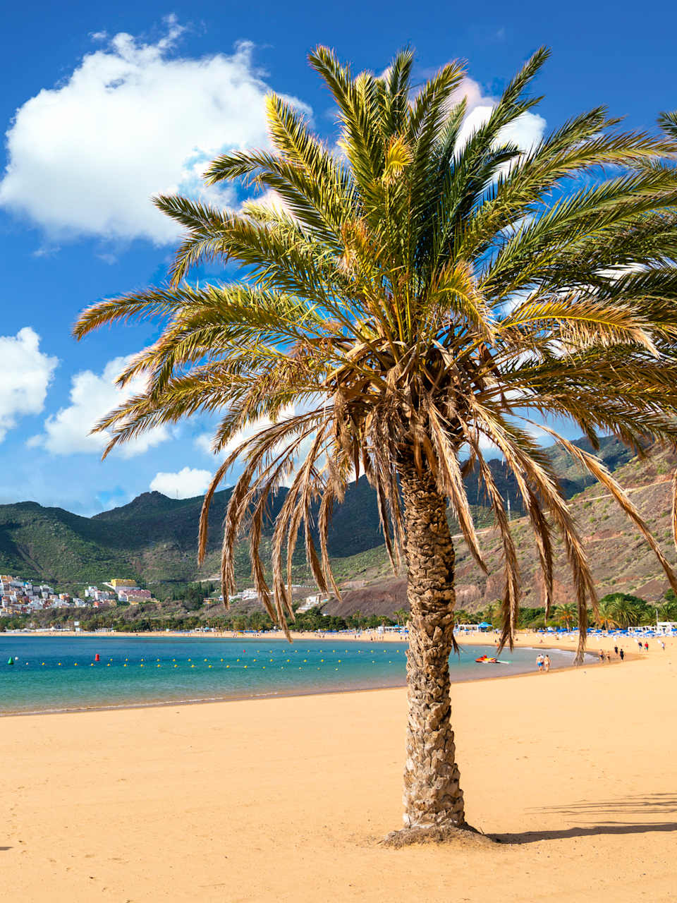 Eine Frau am Strand Las Teresitas, Teneriffa, Kanaren, Spanien