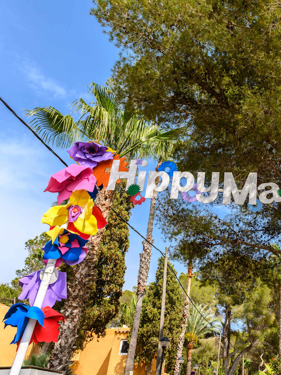 Eingangsschild des Hippie-Marktes in Punta Arabi, Ibiza, Spanien.