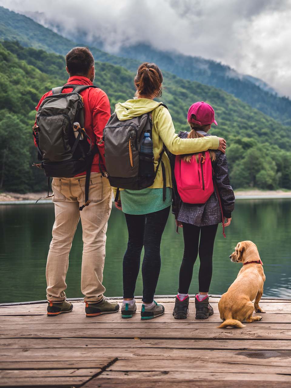 Familienwanderung mit Hund © kerkezz - stock.adobe.com