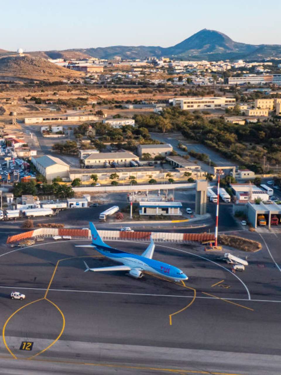 Flugzeuge parken am Flughafen in Kreta, Griechenland.