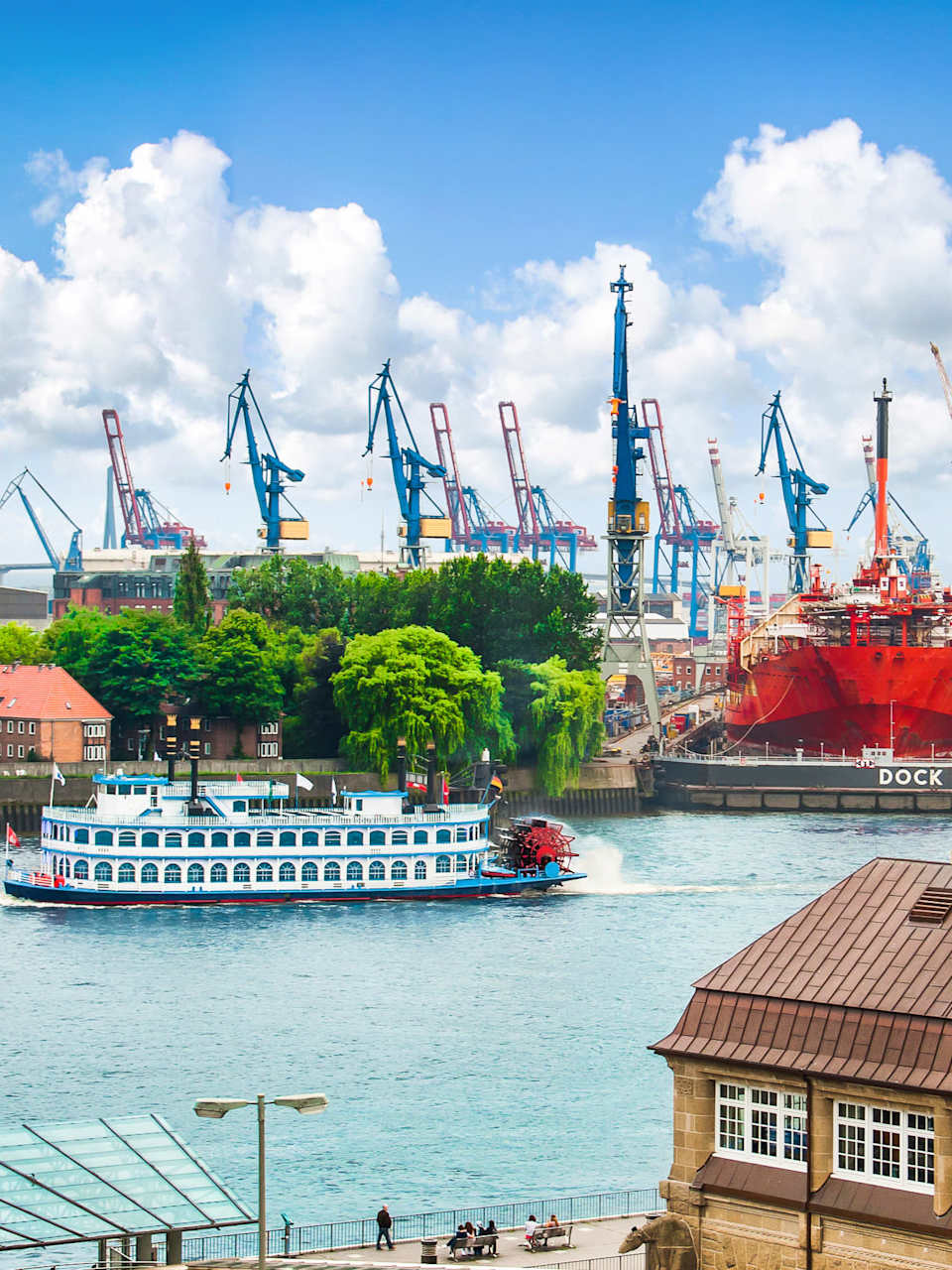 Landungsbrücken in Hamburg an der Elbe.