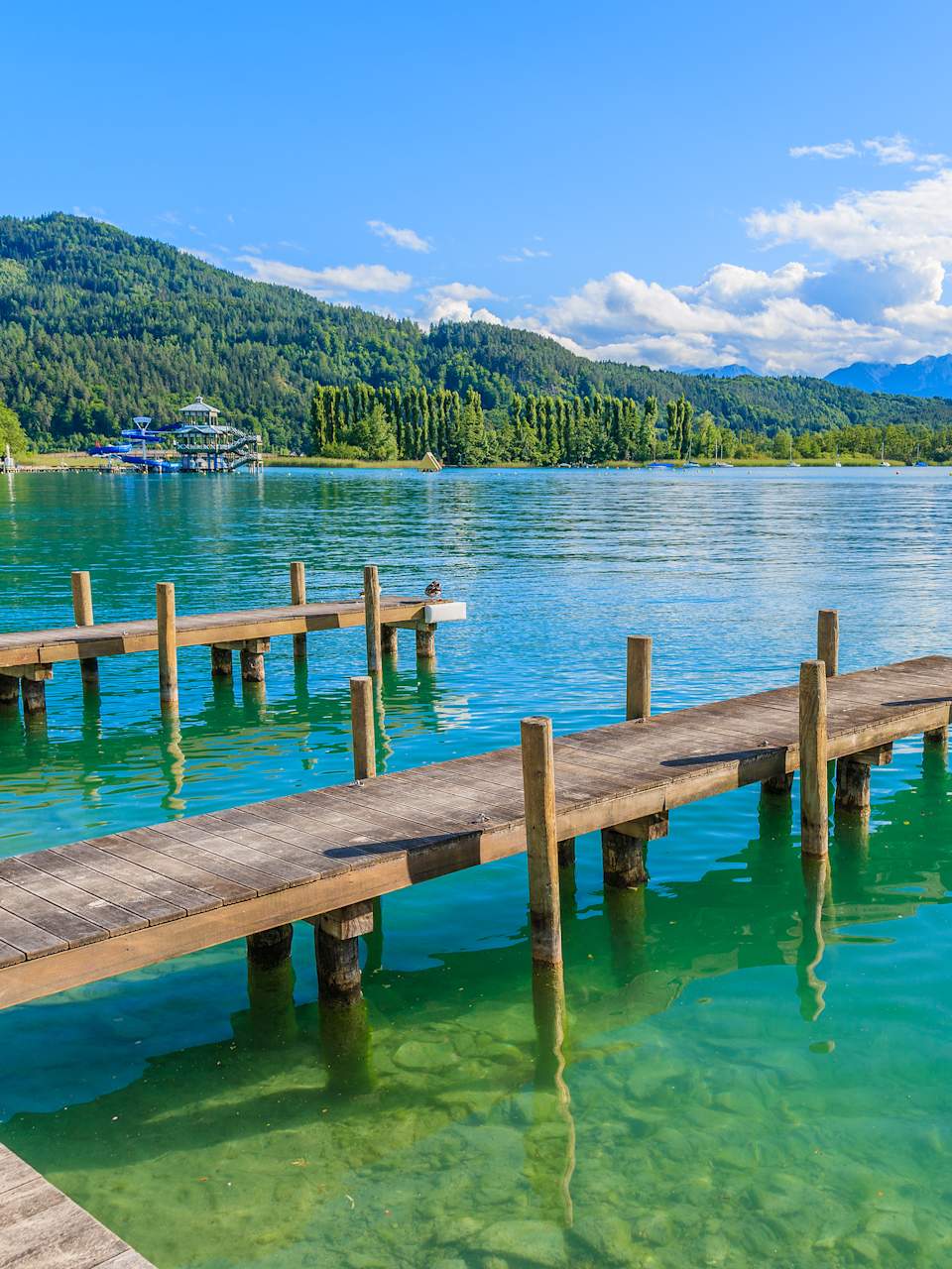 Holzsteg am Ufer des Wörthersees, Österreich