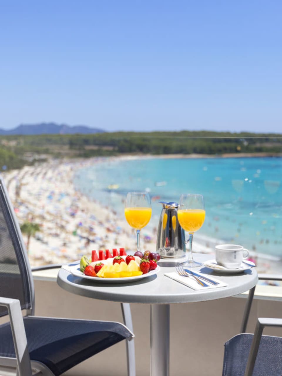 Platz für zwei im Traum-Urlaub – der Blick aufs Meer darf dabei nicht fehlen. © Hipotels Mediterrano, Juli 2017.