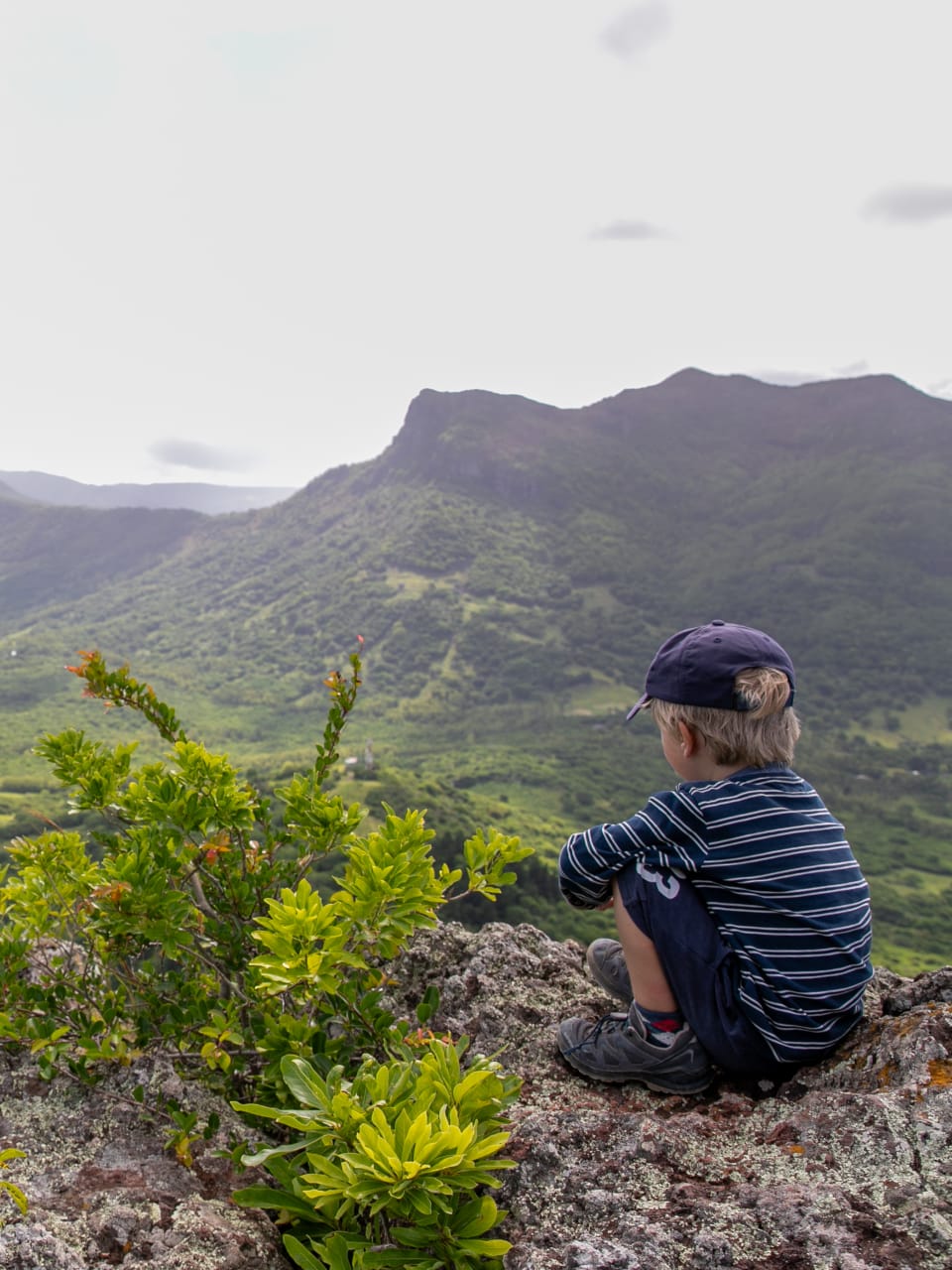 Ein Junge hat eine tolle Aussicht vom Berg Le Morne, Mauritius. © Astrid Därr