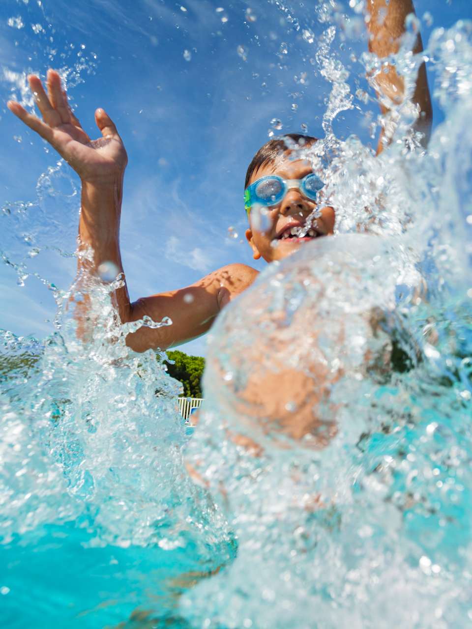 Ein junge im Pool © Sergey Novikov – stock.adobe.com