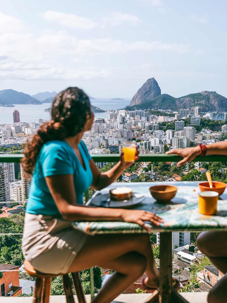 Junges Paar auf einer Terrasse mit Blick auf Rio de Janeiro.