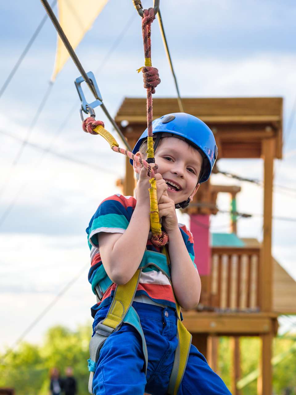 Ein kleiner junge in einem Kletterpark