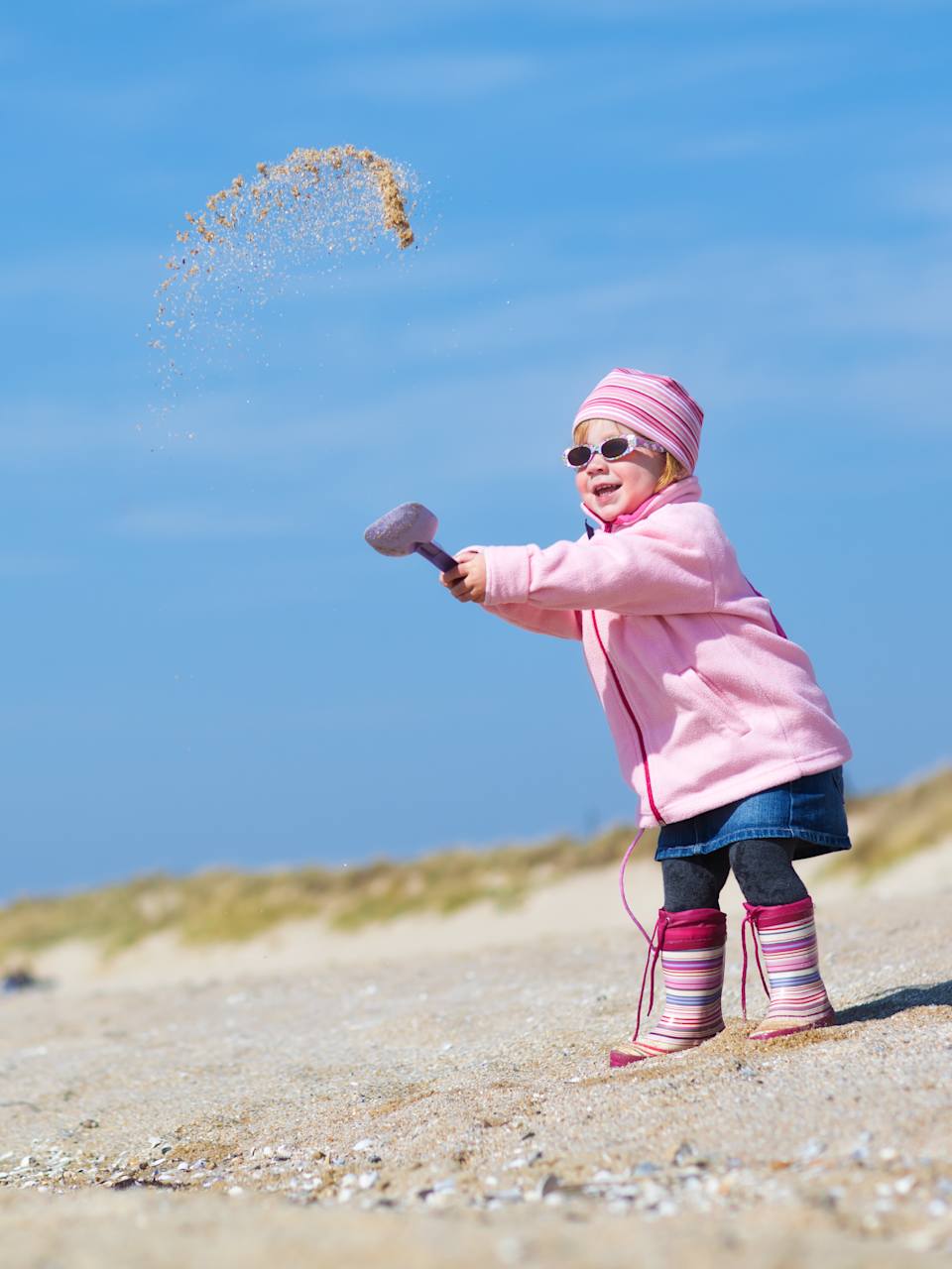Kleines Mädchen spielt mit Sand