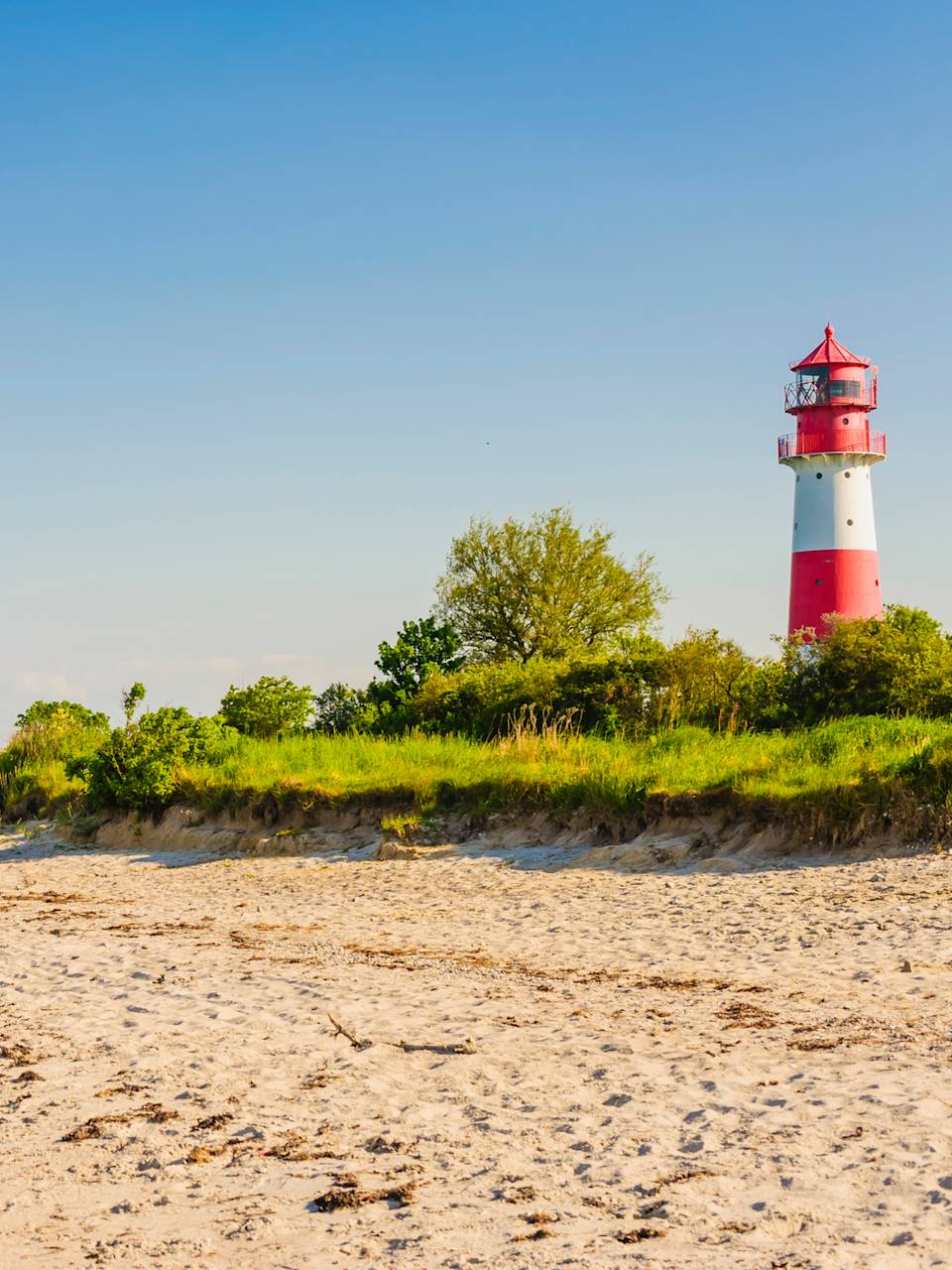 Ein Leuchtturm an einem Strand in Schleswig-Holstein, Deutschland. © Westend61/Westend61 via Getty Images