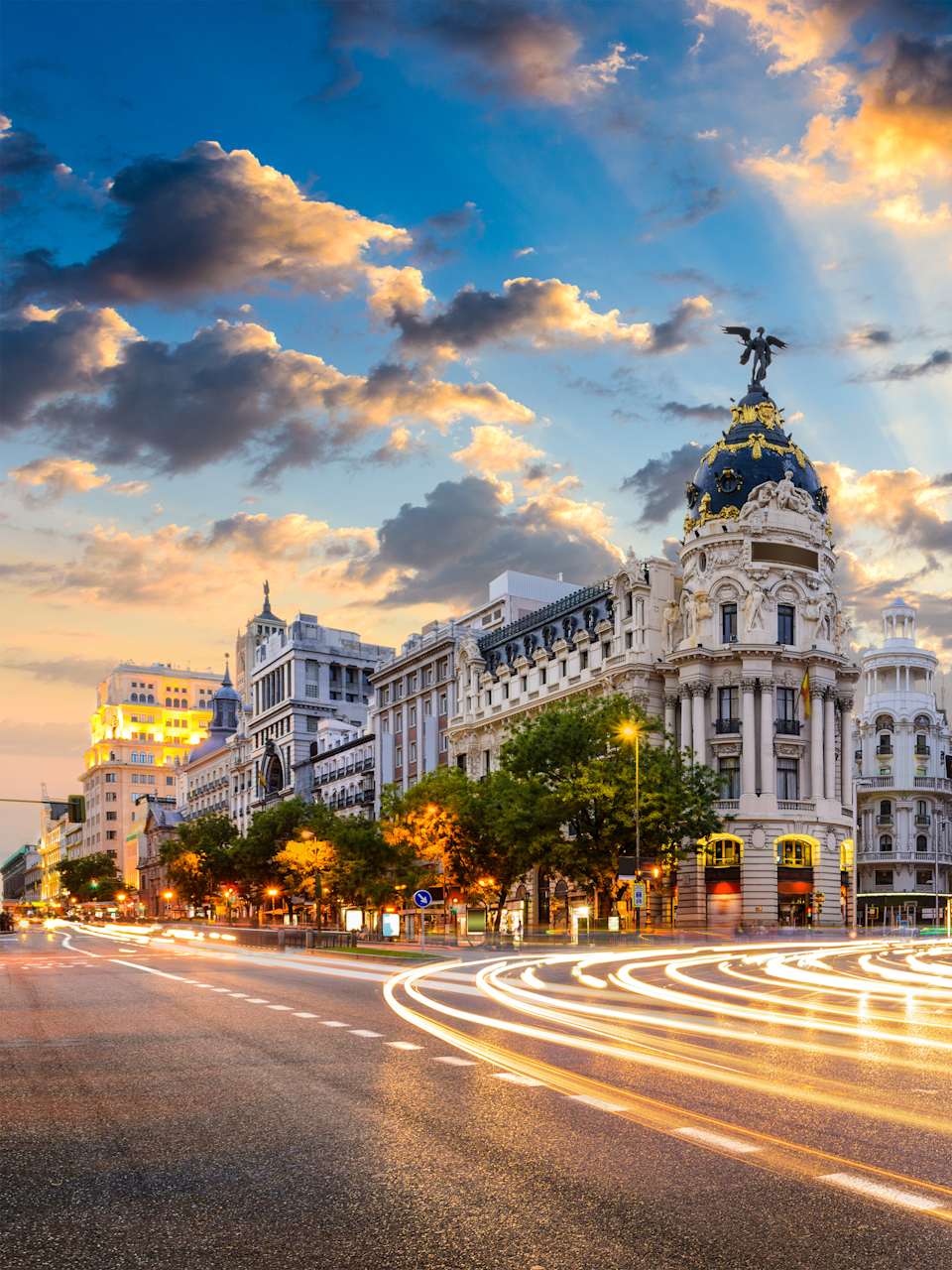 Im Madrid ist rund um die Uhr viel los. Blick auf eine Straßenkreuzung bei Dämmerung.