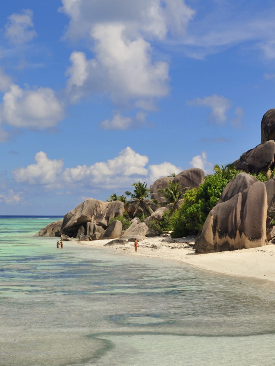 Menschen am Strand von Source d'Argent auf den Seychellen. © Atlantide Phototravel/Corbis Documentary via Getty Images