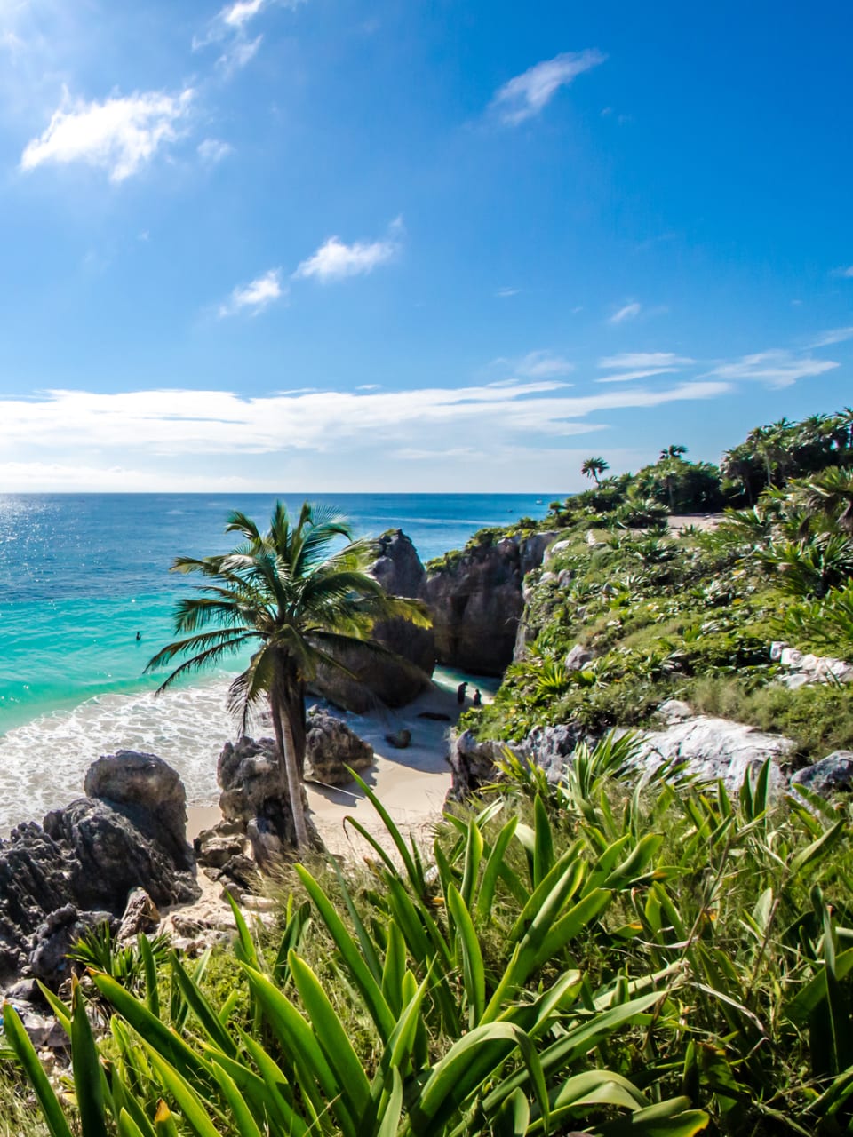 Menschen baden an einem Strand in Mexiko. © AlagnaMarco/Moment via Getty Images