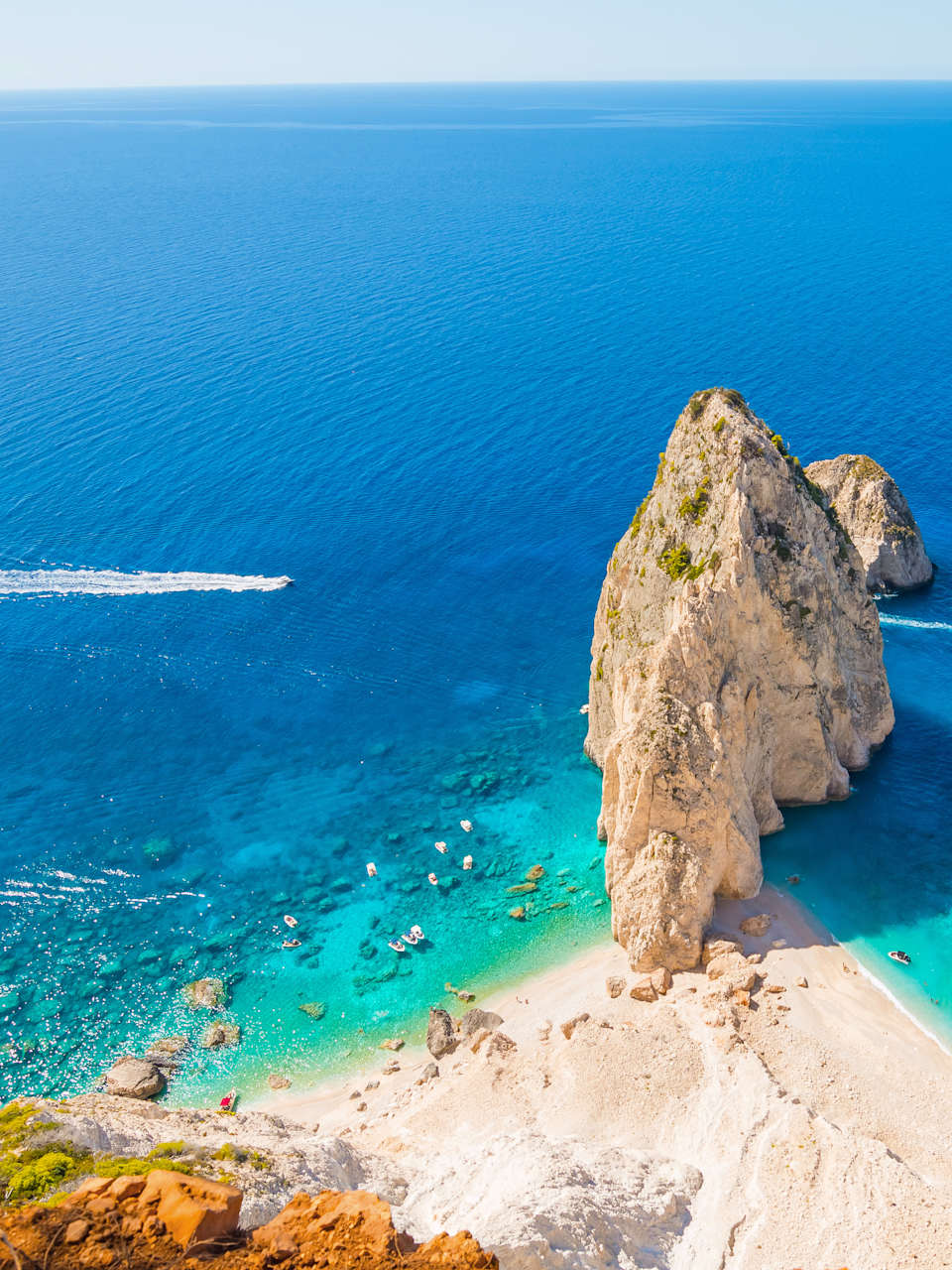 Blick auf einem großen spitzen Felsen im Meer