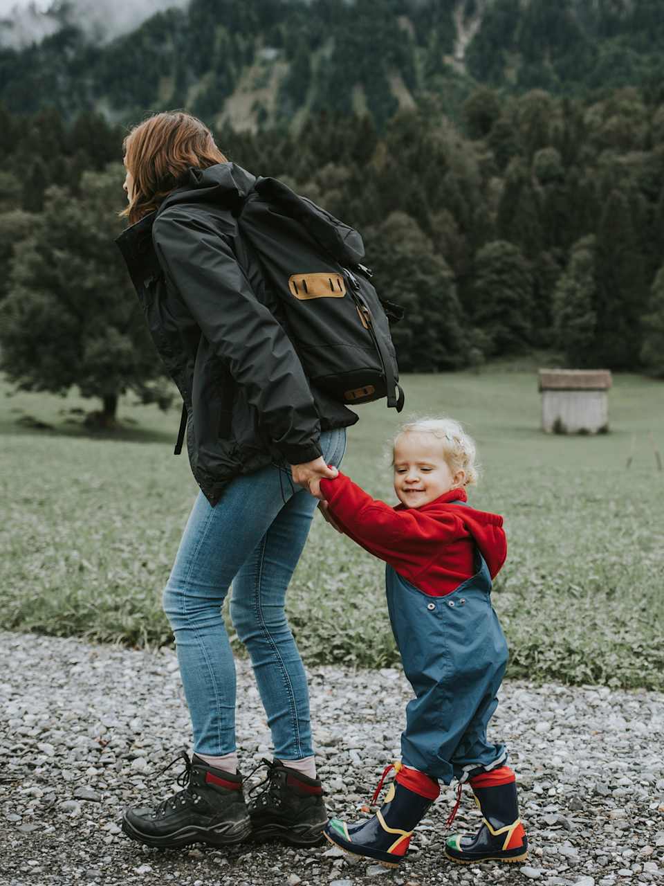 Eine Mutter wandert mit ihrem Kind in Vorarlberg, Österreich. © Westend61/Westend61 via Getty Images