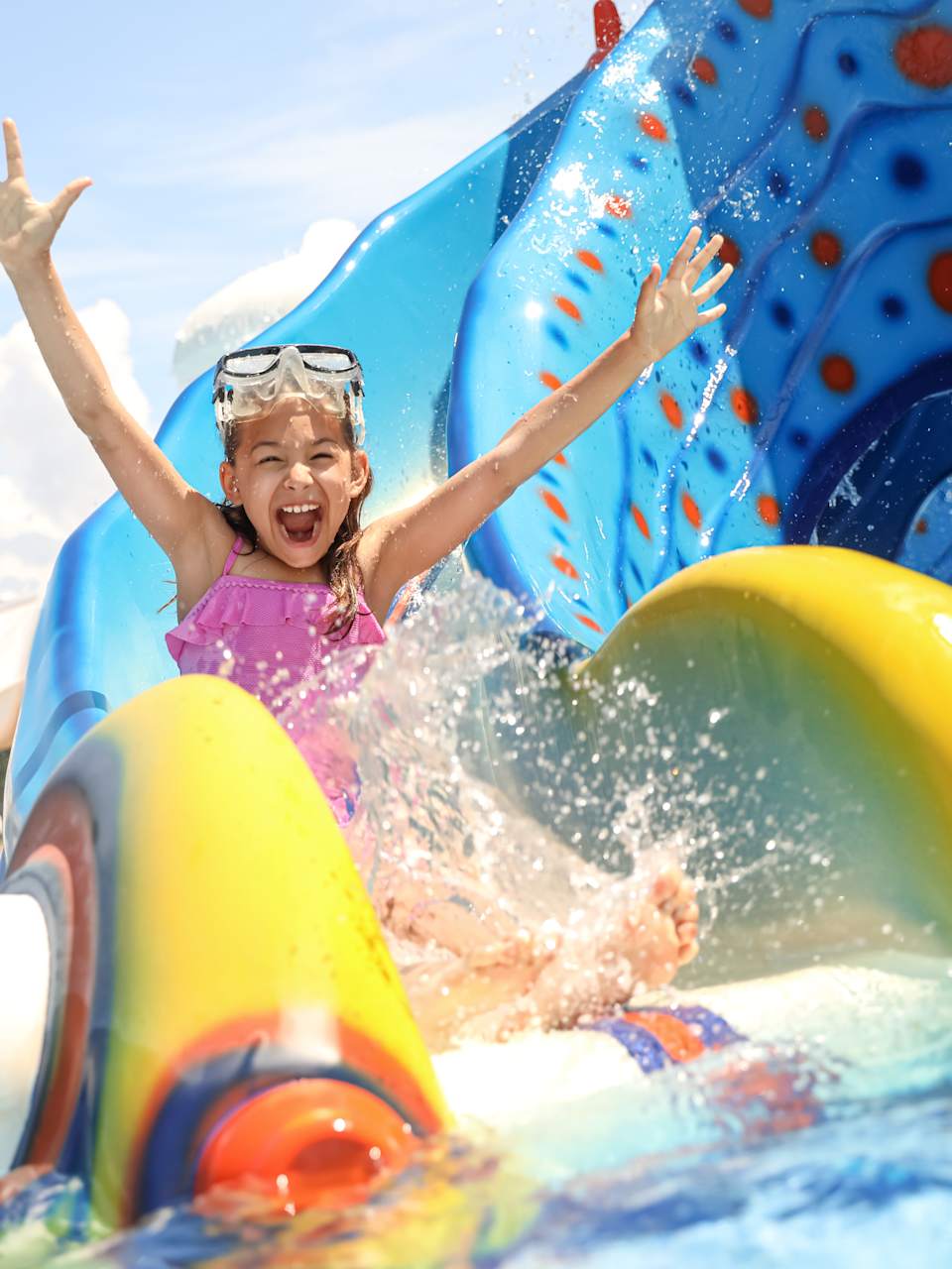 Ein Mädchen rutscht eine Wasserrutsche hinunter © Lukas - stock.adobe.com