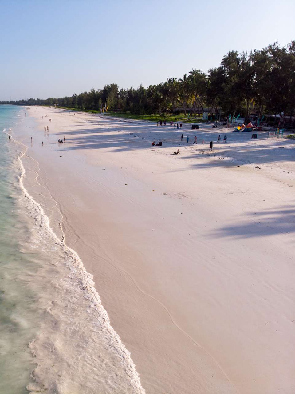 Ein weiter Strand mit hellem Sand