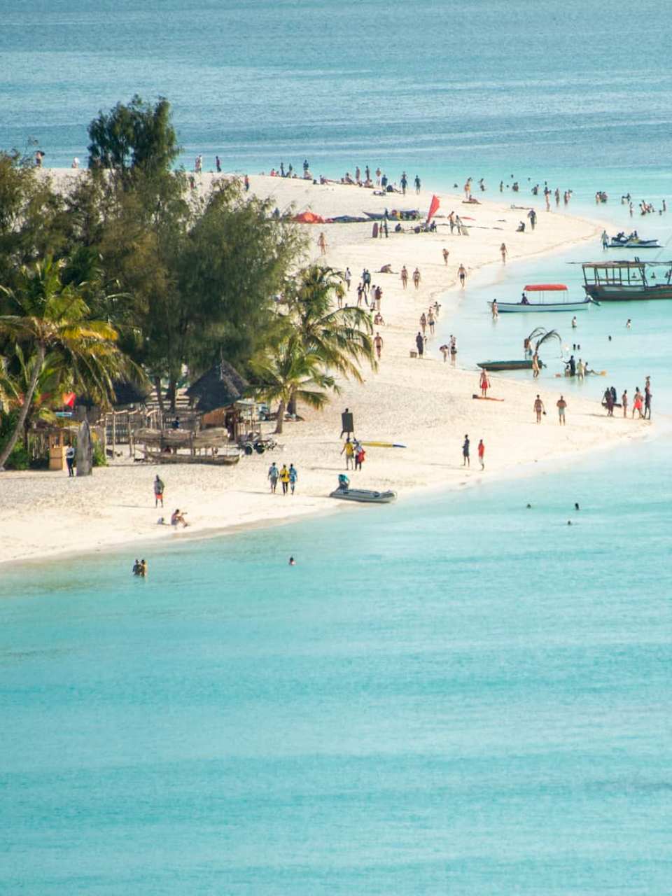 Panoramablick auf den Kendwa Beach auf Sansibar, Tansania.
