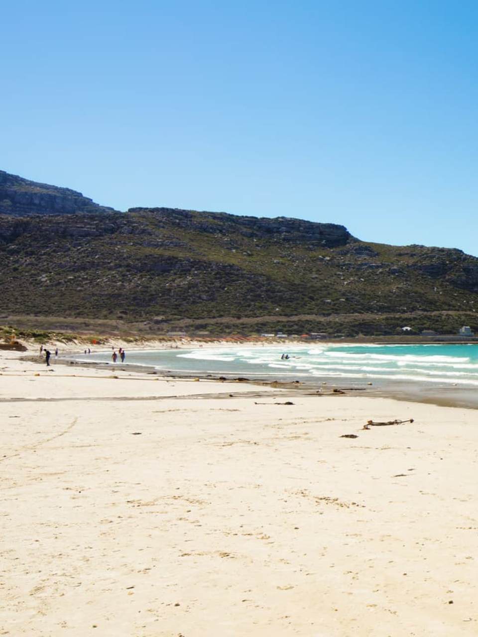 Panoramablick auf den Strand von Fish Hoek in Südafrika.