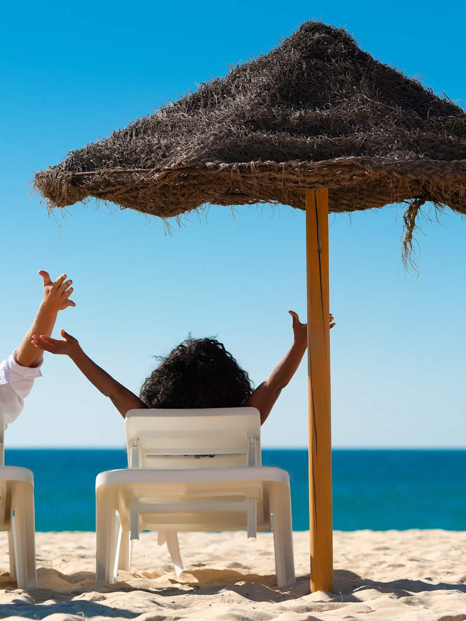 Ein paar unter einem Sonnenschirm